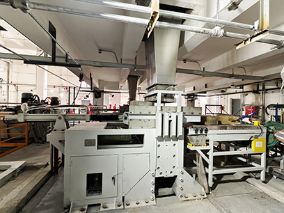 Synthetic rubber baling press